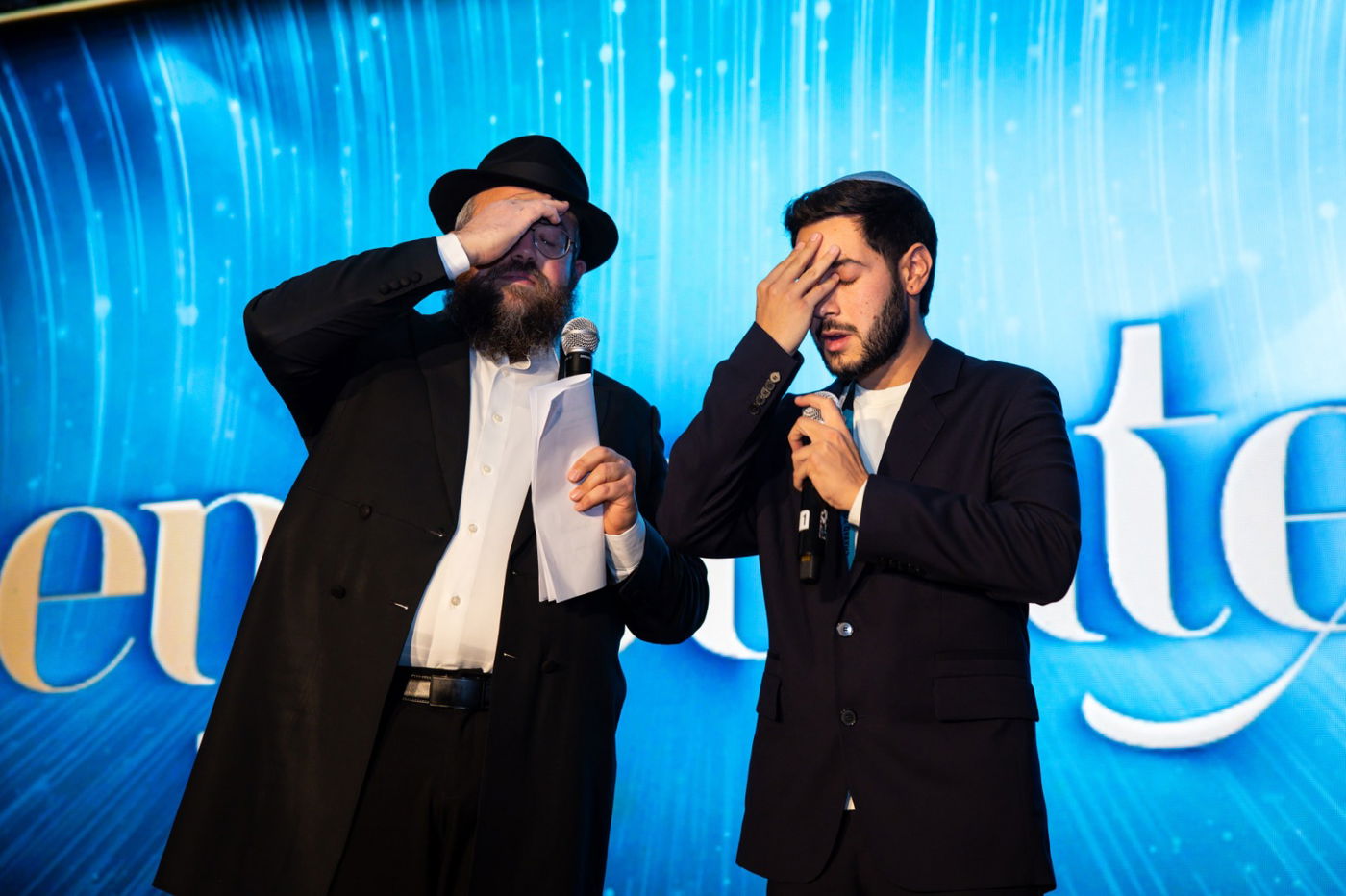 צפו: כששורד השבי הכריז 'שמע ישראל' בהתרגשות עם אלף צעירים יהודים