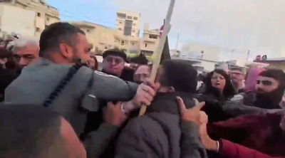 במהלך ההפגנה: ראש המועצה לשעבר תועד מכה שוטרים עם מקל - ונעצר