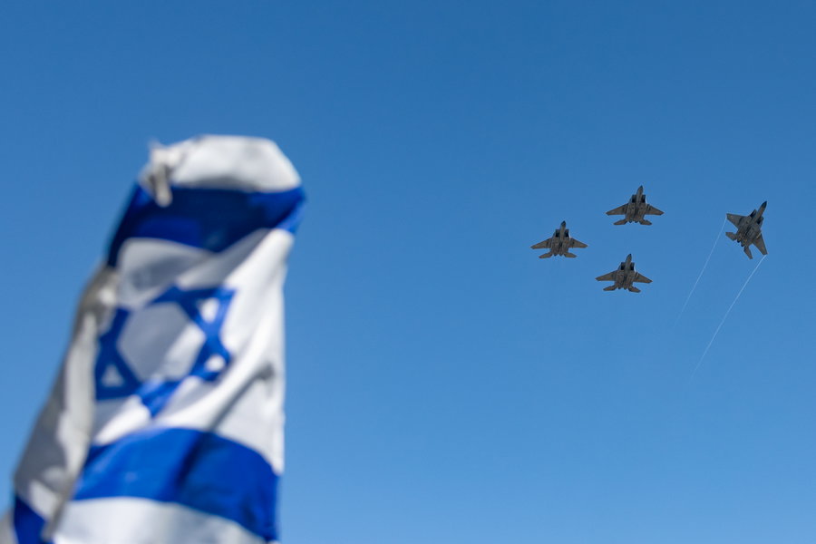 מטוסי קרב של חיל האוויר על רקע דגל ישראל, אילוסטרציה