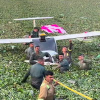 המטוס נמשך מהביצה