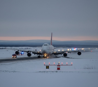 המטוס תקוע בשלג בצד המסלול