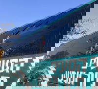 החלון השבור, כתוצאה מזריקת האבנים