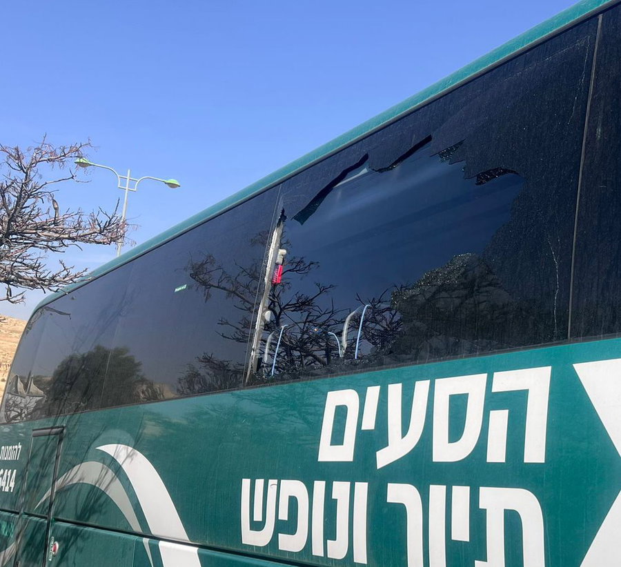 החלון השבור, כתוצאה מזריקת האבנים
