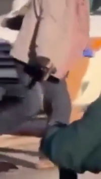 האקדח המעשן נמצא? תיעוד: ההדף הפתאומי מאקדחו של החשוד - שהביא לירי מסיבי