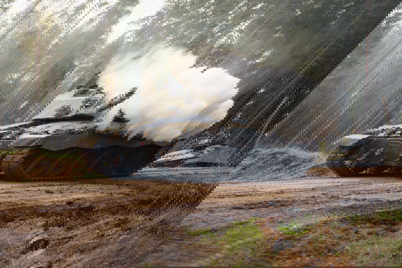 מפלצת הפלדה מתעוררת: טנק בריטי בניסוי אש בשטח. הממלכה נערכת לעידן ה-Challenger 3