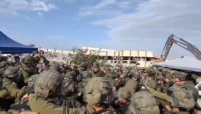 מתפרקים, כתף אל כתף: כוחות צה"ל בשירה מצמררת לאחר מציאת גופתו של רן הי"ד | צפו