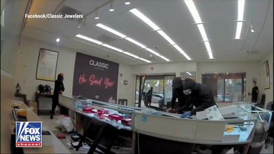 שוד נועז מול המצלמות: הגנבים פרצו עם הרכב לחנות התכשיטים - וגנבו מכל הבא ליד