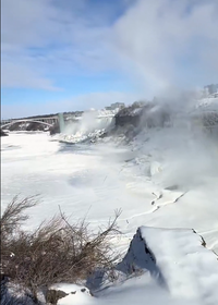 כשמפלי הניאגרה קפאו: תיעודים מהסופה שמשתקת את ארה"ב | צפו