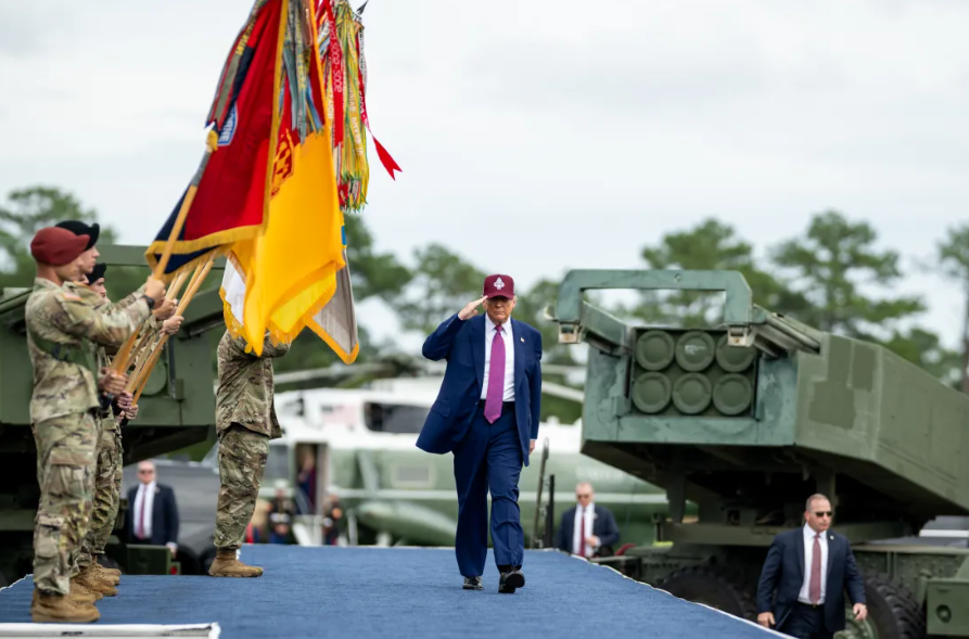 הנשיא טראמפ בביקור בבסיס צבאי בארה"ב