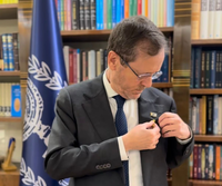 הנשיא הרצוג מסיר את סיכת החטופים