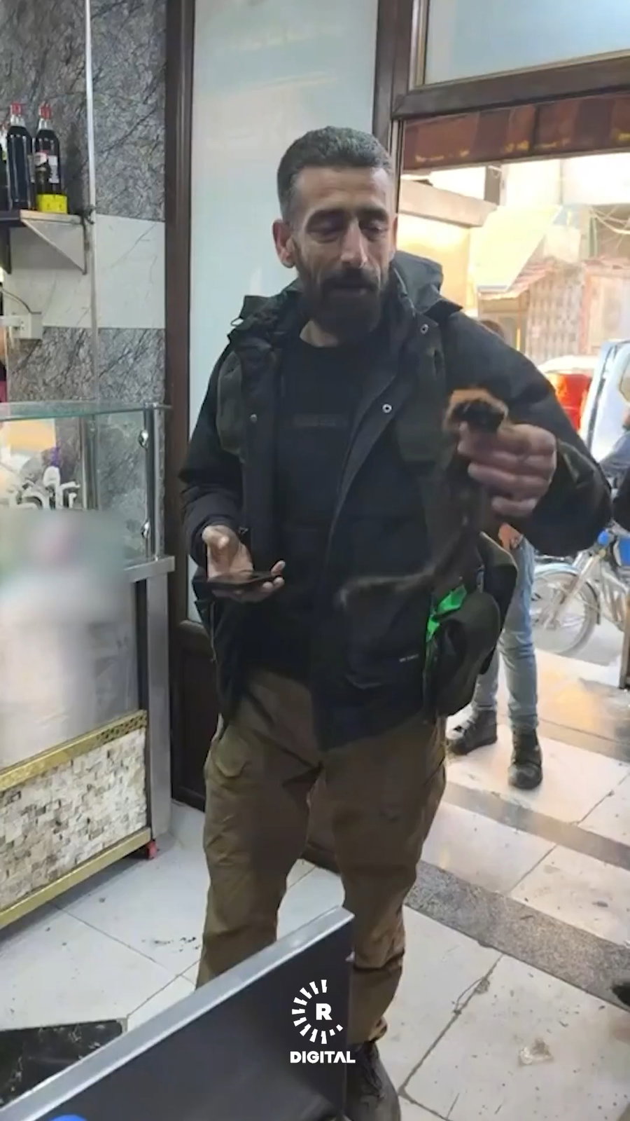 הלוחם הסורי מחזיק בצמה בוידיאו שעורר סערה