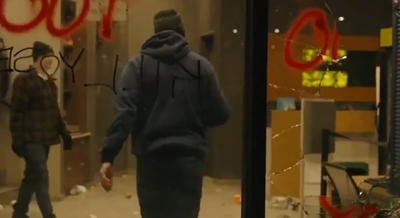 מיניאפוליס בוערת: זירת קרב מחוץ למלון מקומי בשל נוכחות סוכני ICE