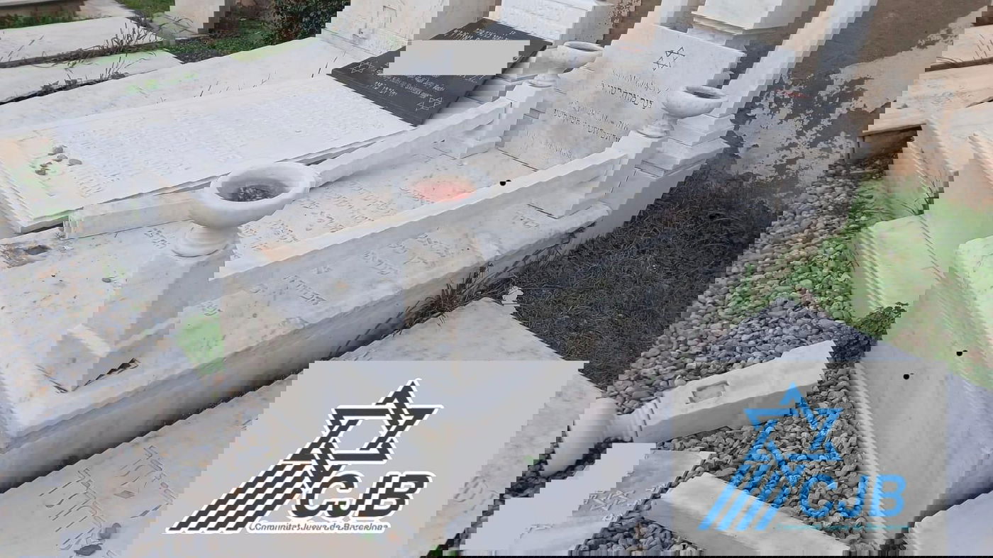 אחת המצבות שנותצו