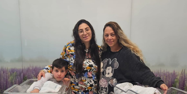 שתי האחיות אחרי הלידה