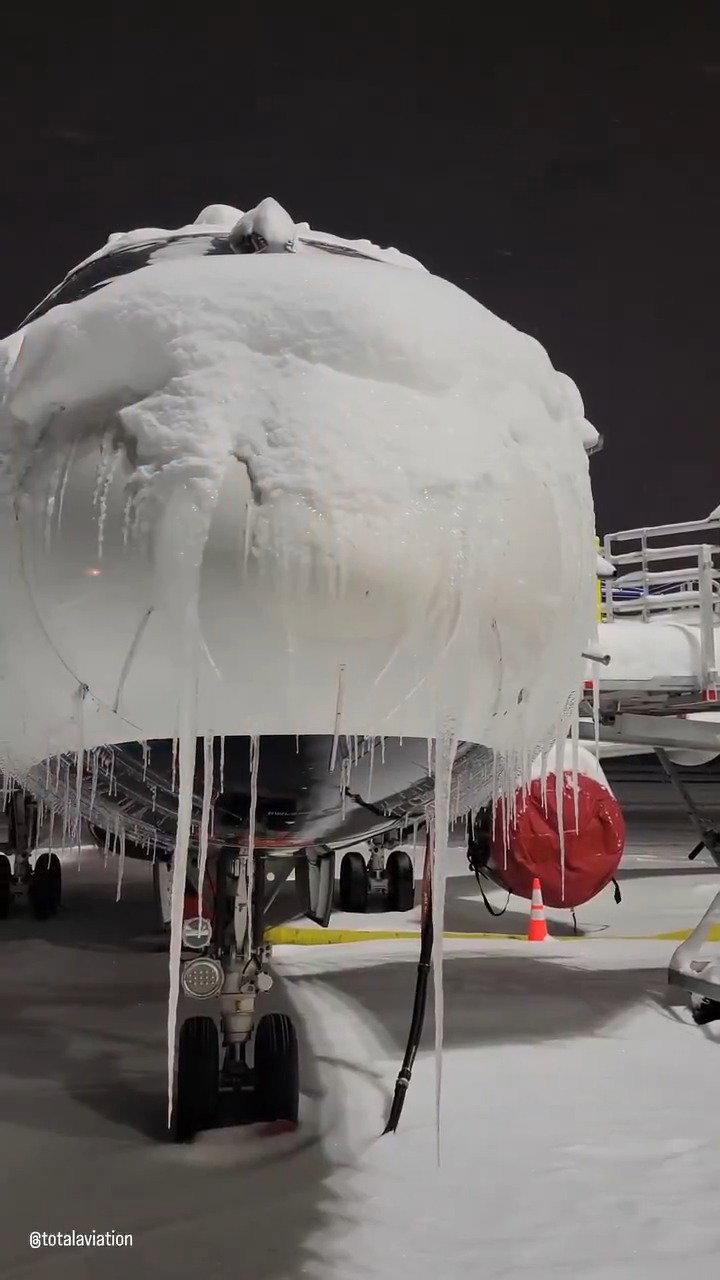 המטוס קפוא בשדה התעופה
