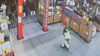 חשב שלא שמים לב: נכנס לסופרמרקט בעיר החרדית ויצא עם עגלה גנובה | תיעוד