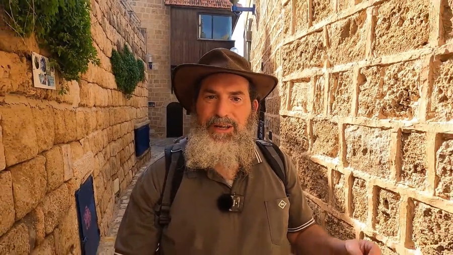 פאב תל אביבי בלב בית הקברות היהודי בו קבורים חכמי המשנה והגמרא ביפו העתיקה | סרטו של שרגא שמידלר שגרם לפולמוס