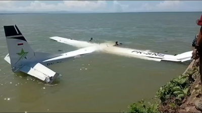 אינדונזיה: מטוס קל התרסק אל הים מיד לאחר ההמראה - כך כל הנוסעים ניצלו | צפו