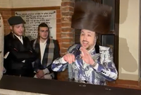 ליפא שמלצר שבר את משקפיו על הציון הקדוש - כסגולה לזיווג | צפו