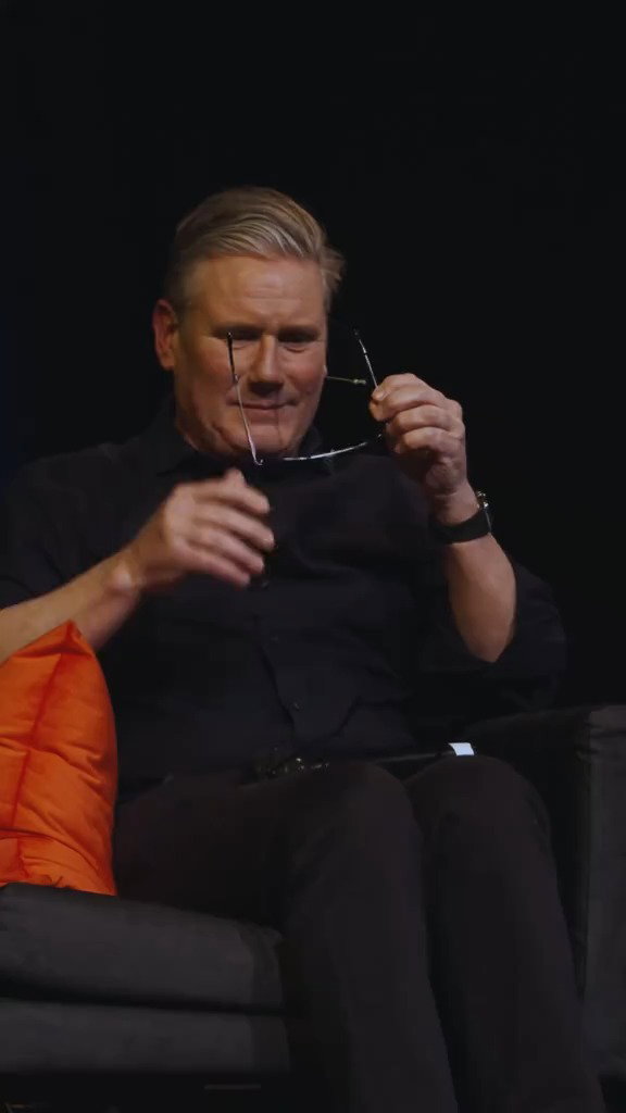 "בונזור'": קיר סטארמר בהופעה הקומית