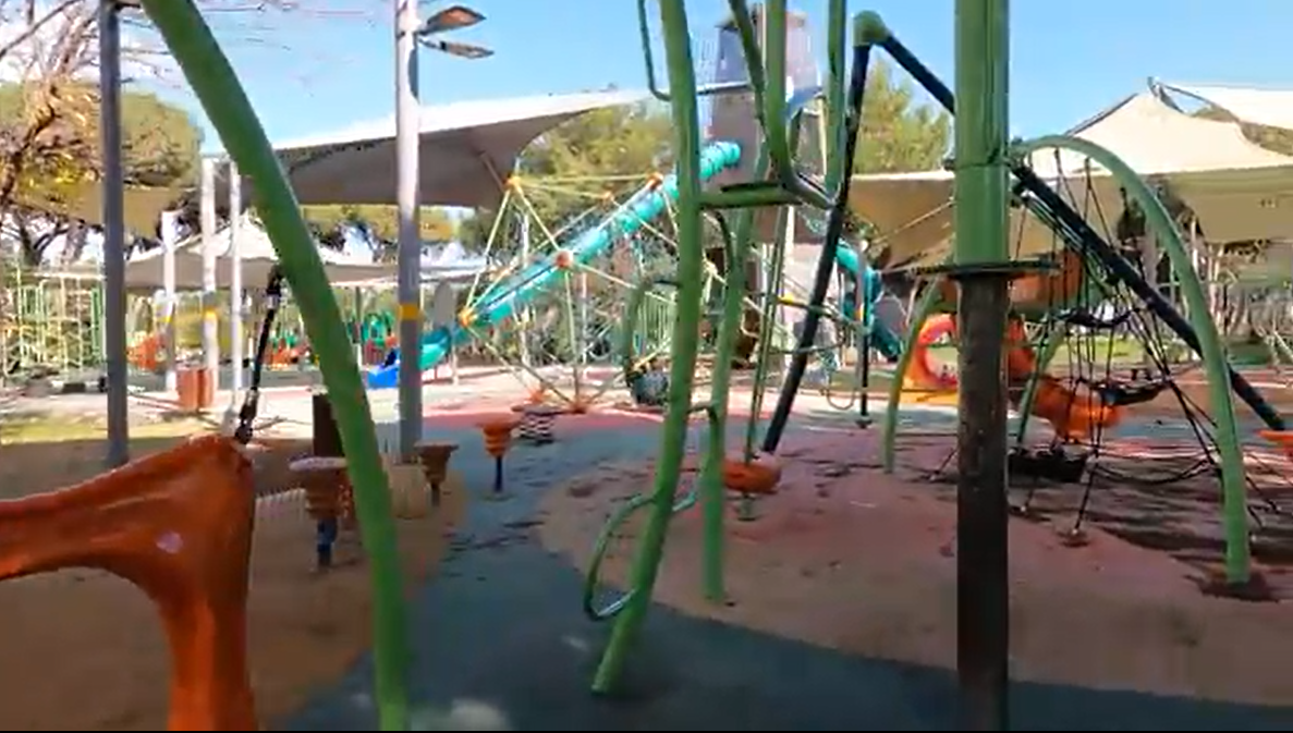 גן השעשועים מעל בית הקברות