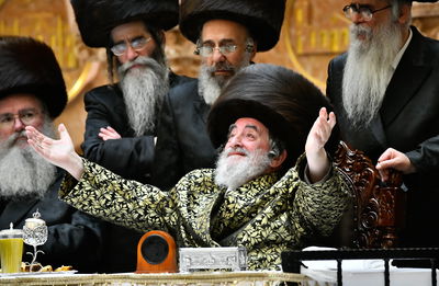 בצילא דמהימנותא: האדמו"ר מוויז'ניץ פיאר בראש שמחת נישואי נכדת ראש הישיבה 