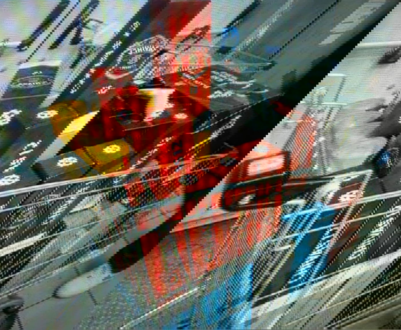 חשב שלא שמים לב: נכנס לסופרמרקט בעיר החרדית ויצא עם עגלה גנובה | תיעוד