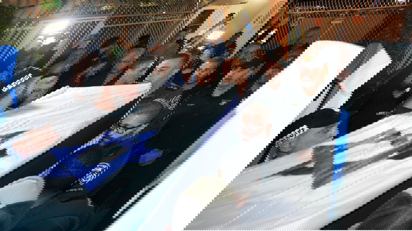 ארונו של גואילי יוצא מאבו כביר בידי שוטרים