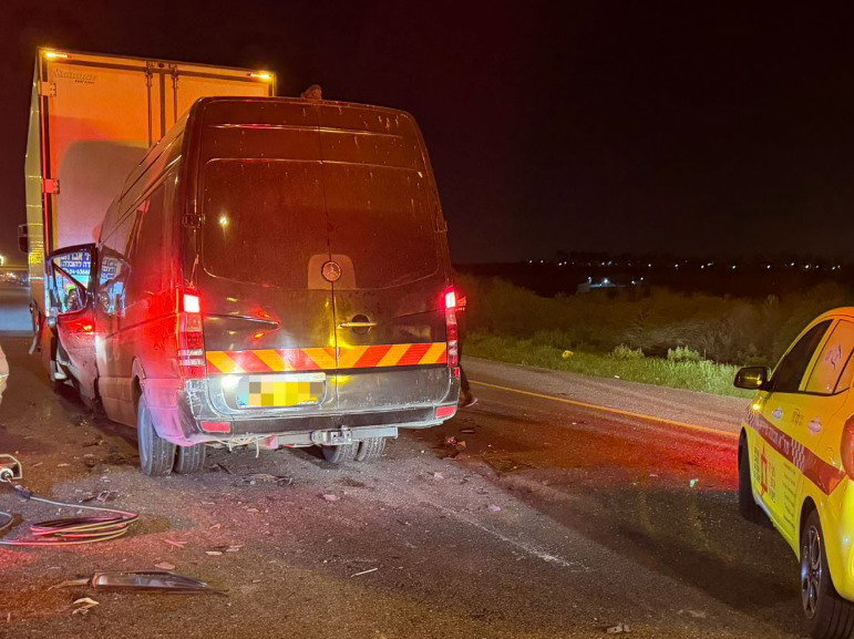 לילה קטלני: בן 40 נהרג בתאונת אוטובוס ומשאית, אישה נהרגה מרכב