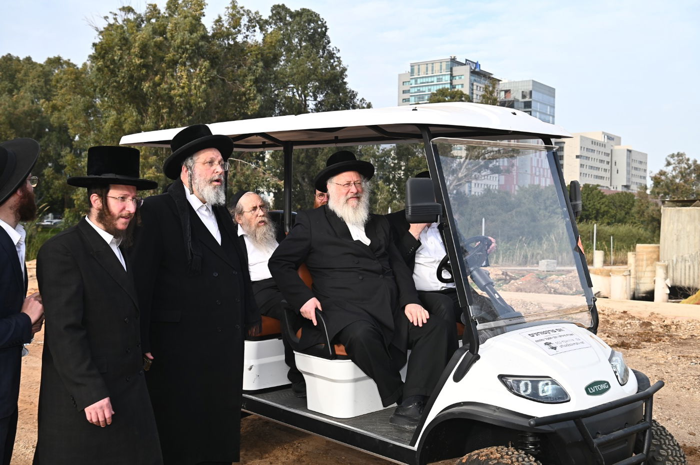 רבני בני ברק בסיור בפארק הענק בצפון העיר להקמת קו עירוב שבת