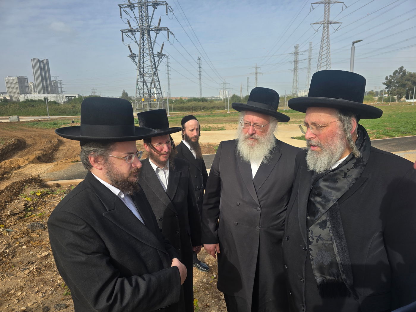 רבני בני ברק בסיור בפארק הענק בצפון העיר להקמת קו עירוב שבת