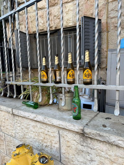 בקבוקי בירה בחלונות הבתים בנחלאות אחרי עוד לילה של רעש ולכלוך
