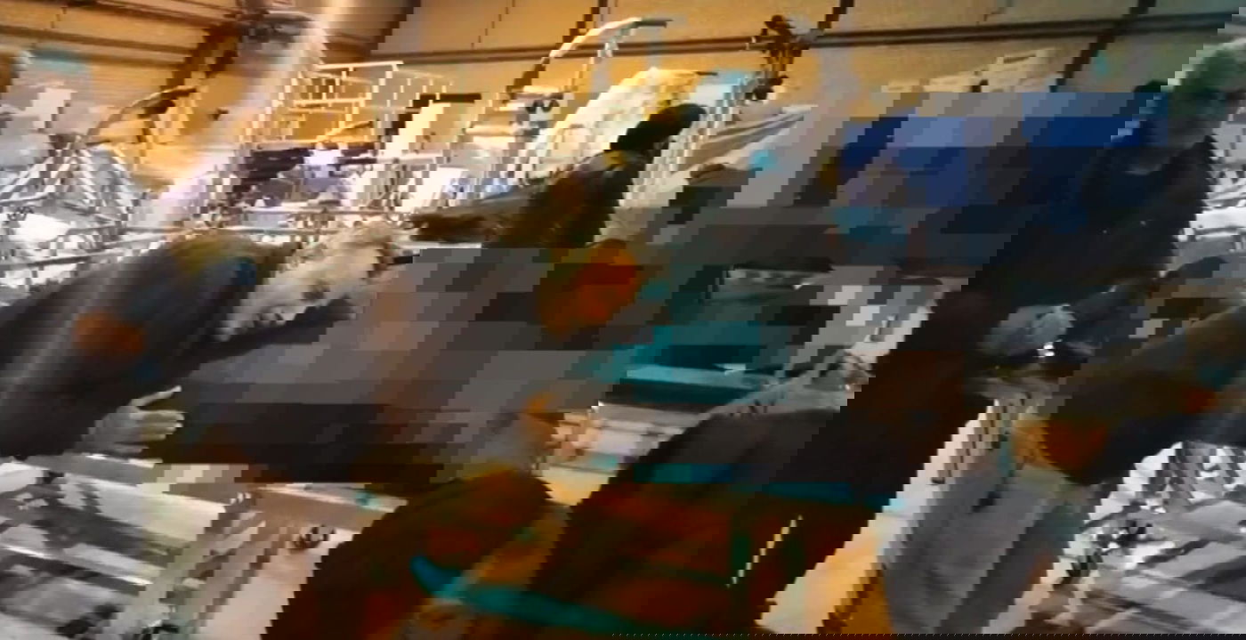 אב בוכה על גופת בנו