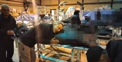 אב בוכה על גופת בנו