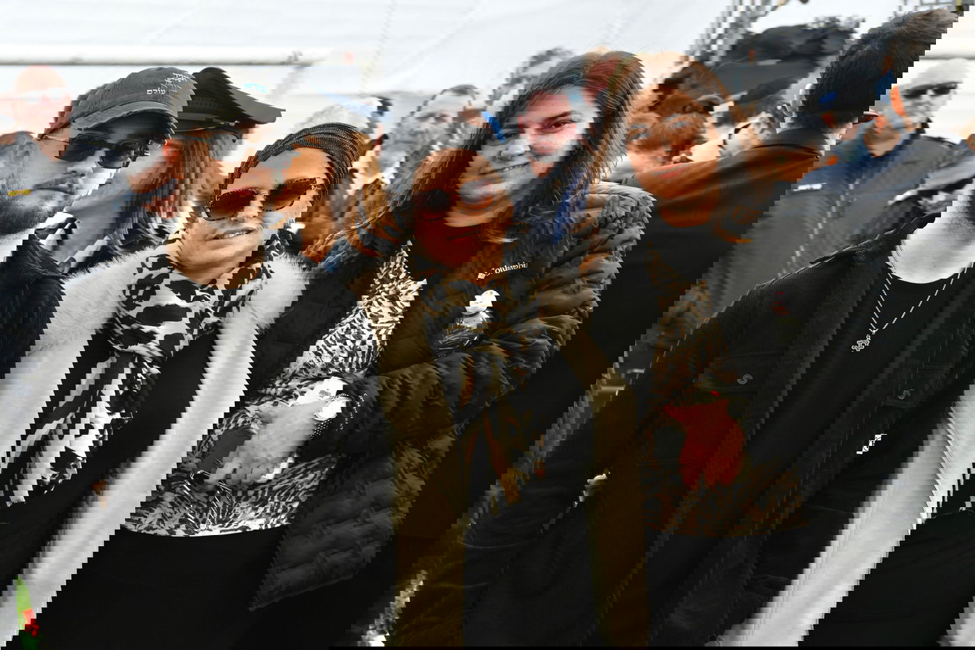 חטופים שחזרו הגיעו במיוחד: 21 רגעים מההלוויה המרגשת לרן גואילי