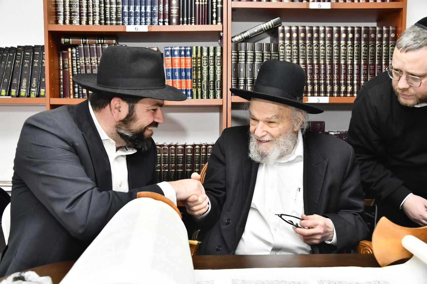 הכנסת ס"ת לחניכי הישיבות בטלז סטון