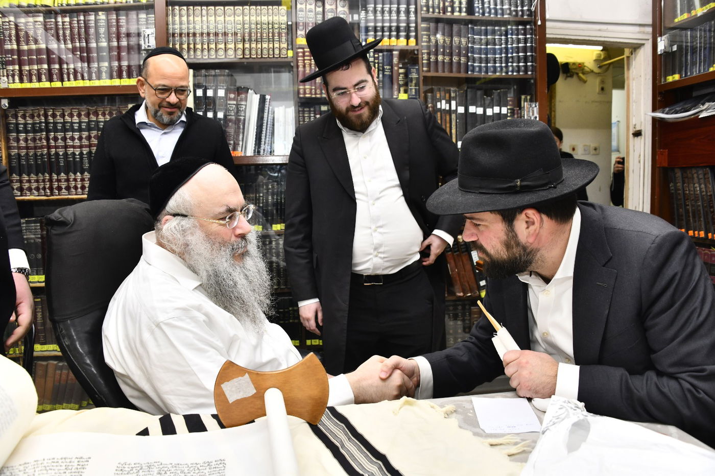 הכנסת ס"ת לחניכי הישיבות בטלז סטון