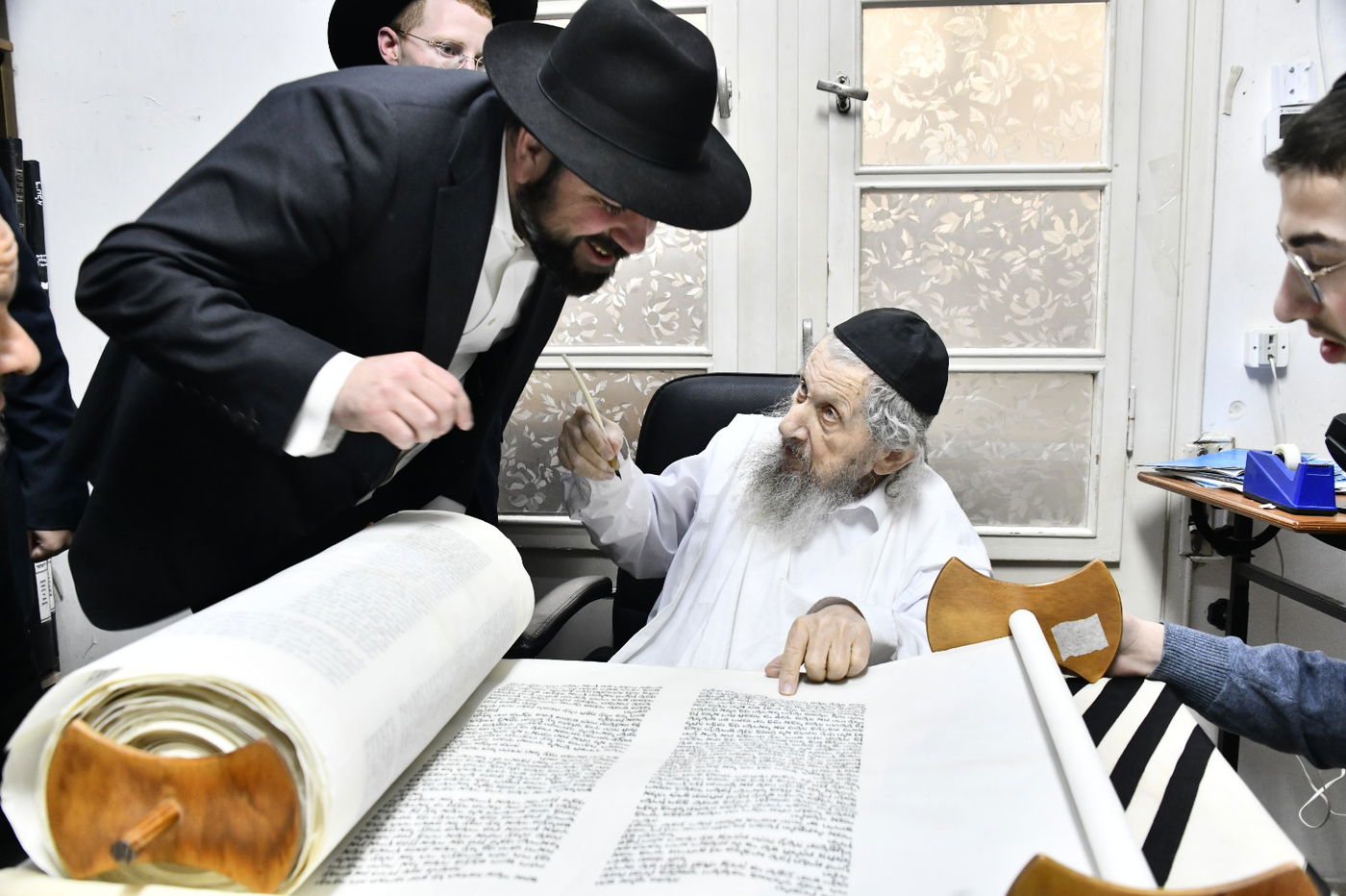 הכנסת ס"ת לחניכי הישיבות בטלז סטון