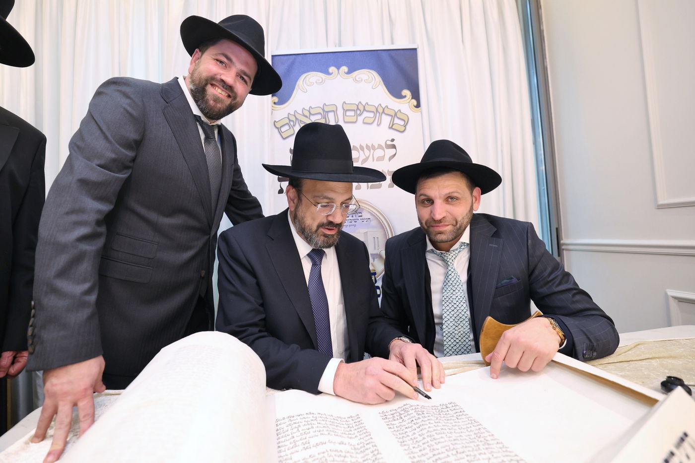 הכנסת ס"ת לחניכי הישיבות בטלז סטון