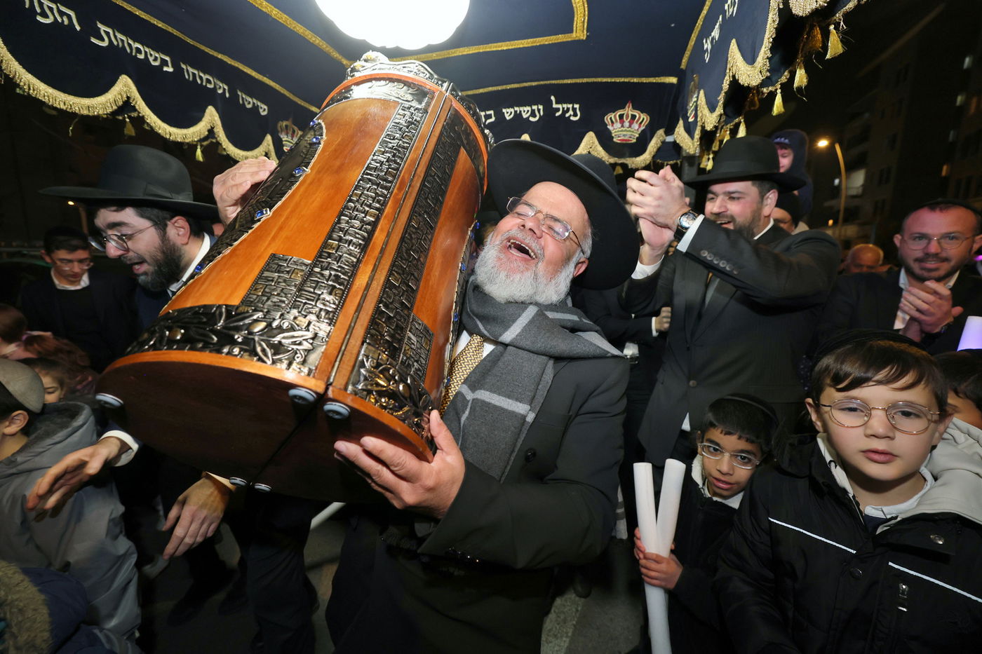 הכנסת ס"ת לחניכי הישיבות בטלז סטון
