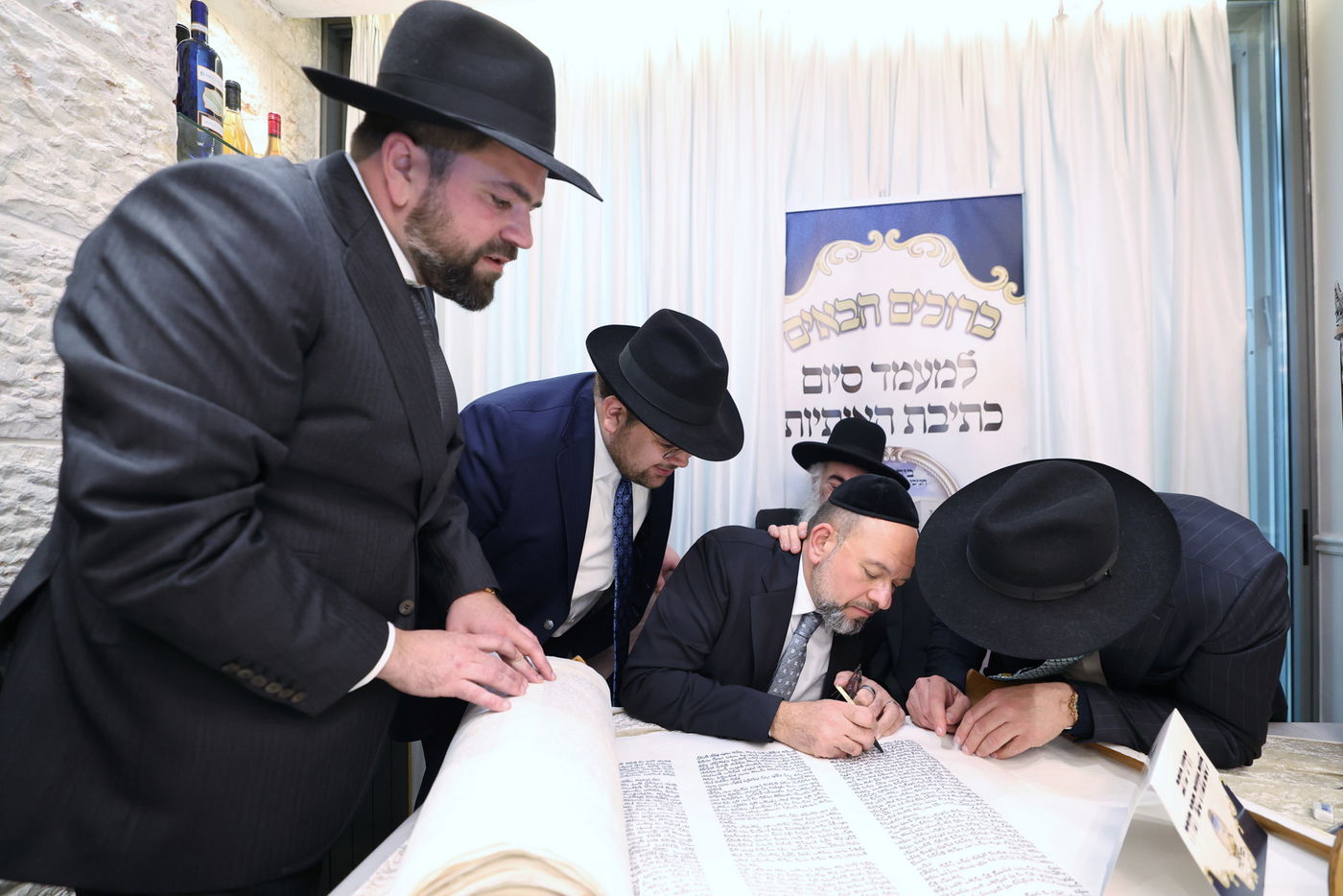 הכנסת ס"ת לחניכי הישיבות בטלז סטון