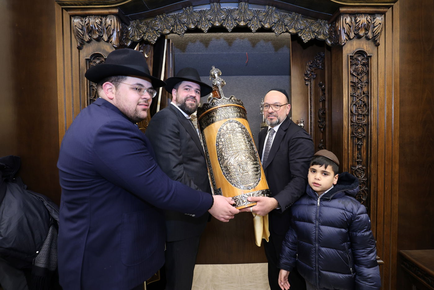 הכנסת ס"ת לחניכי הישיבות בטלז סטון