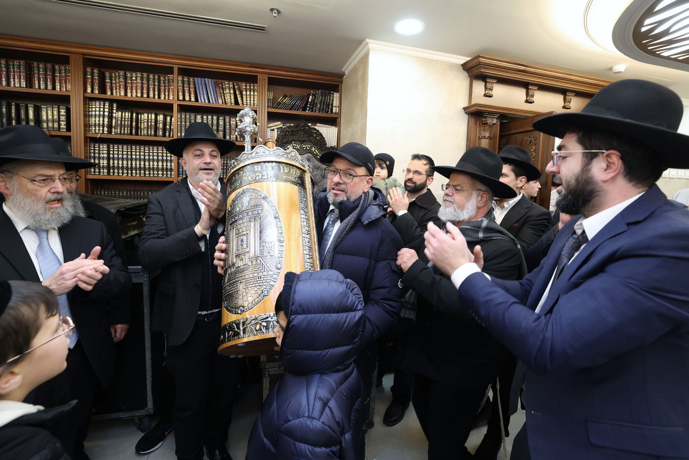 הכנסת ס"ת לחניכי הישיבות בטלז סטון