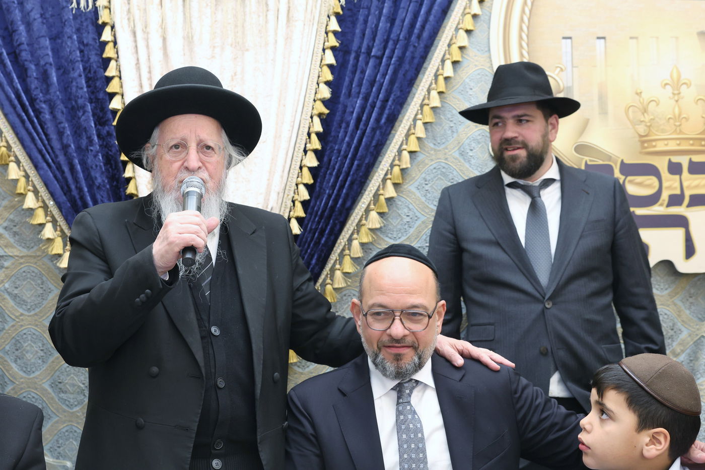 הכנסת ס"ת לחניכי הישיבות בטלז סטון