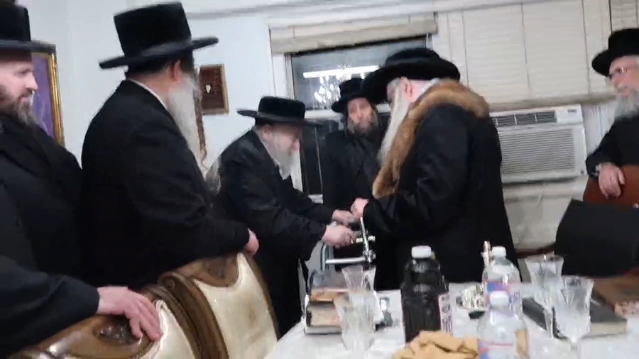 האדמו"ר מצאנז בביקור אצל הרה"ג רבי חיים בער ויסברג