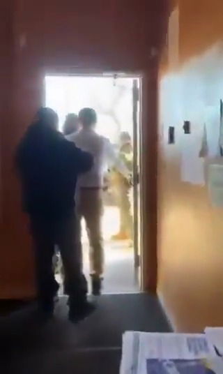 "אני אעצור אותך" | מול המצלמות: הסוכן הפדרלי ניסה להיכנס לשגרירות הזרה - ונחסם על ידי עובד