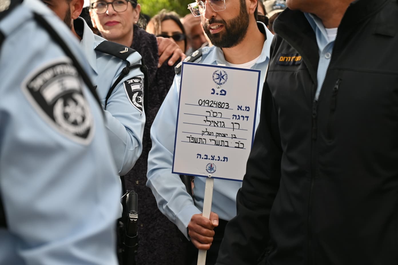 חטופים שחזרו הגיעו במיוחד: 21 רגעים מההלוויה המרגשת לרן גואילי