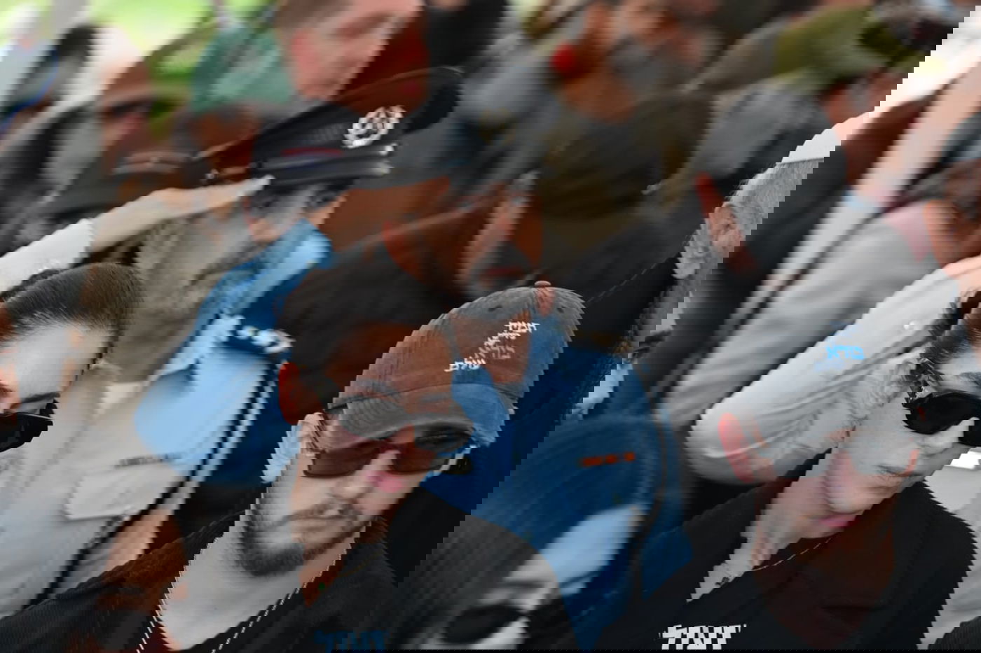 חטופים שחזרו הגיעו במיוחד: 21 רגעים מההלוויה המרגשת לרן גואילי