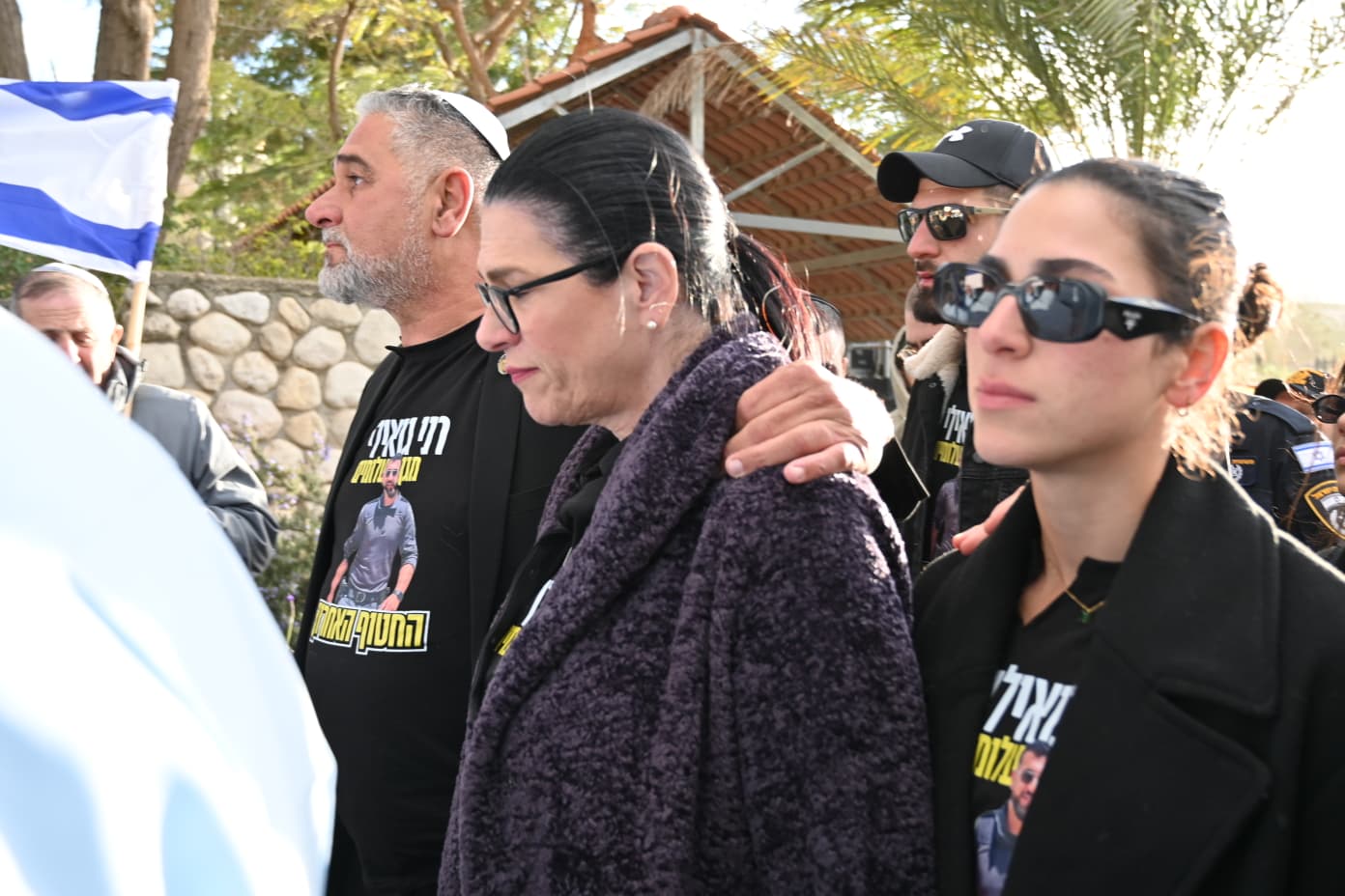 חטופים שחזרו הגיעו במיוחד: 21 רגעים מההלוויה המרגשת לרן גואילי