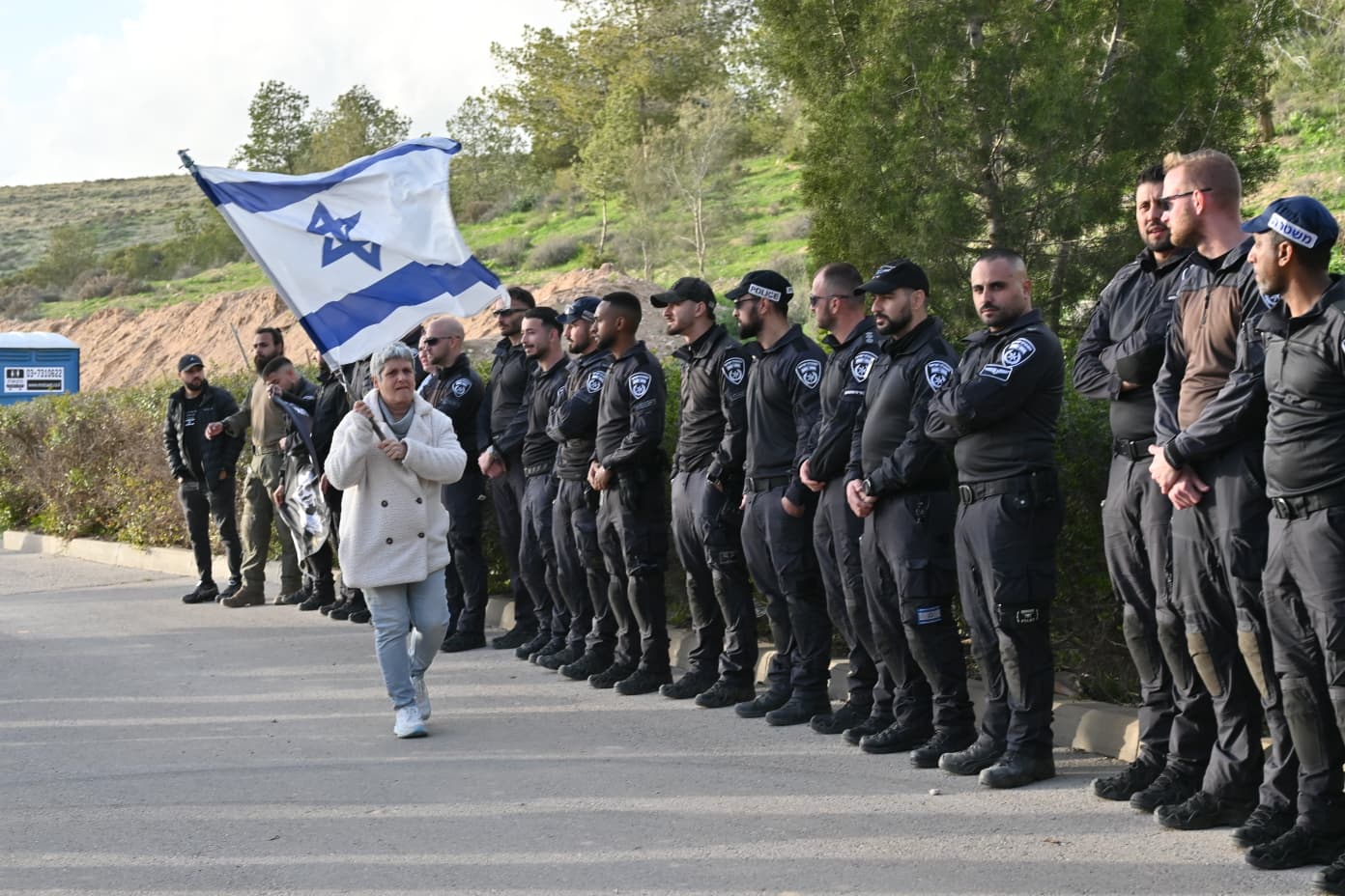 חטופים שחזרו הגיעו במיוחד: 21 רגעים מההלוויה המרגשת לרן גואילי